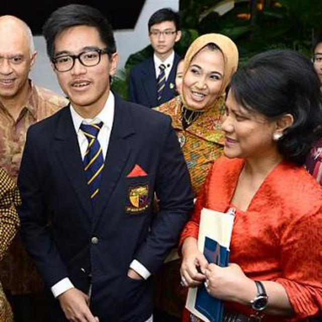 40 Model Baju Orang Tua Wisudawan Gratis