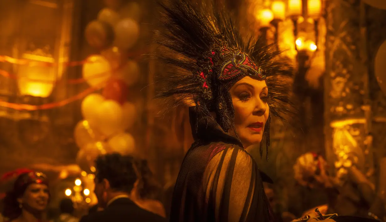 Jean Smart dalam sebuah adegan film ‘Babylon’. Dalam trailer filmnya Nellie LaRoy (Margot Robbie) bercakap-cakap dengan temannya, Manny Torres (Diego Calva), tentang impian dan harapan mereka. (Scott Garfield/Paramount via AP)