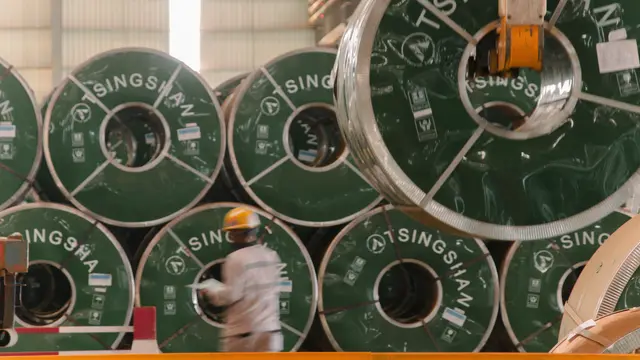 Salah satu karyawan melakukan pengecekan packing hasil produksi stainless steel dari PT ITSS yang siap di ekspor. (Foto PT IMIP)