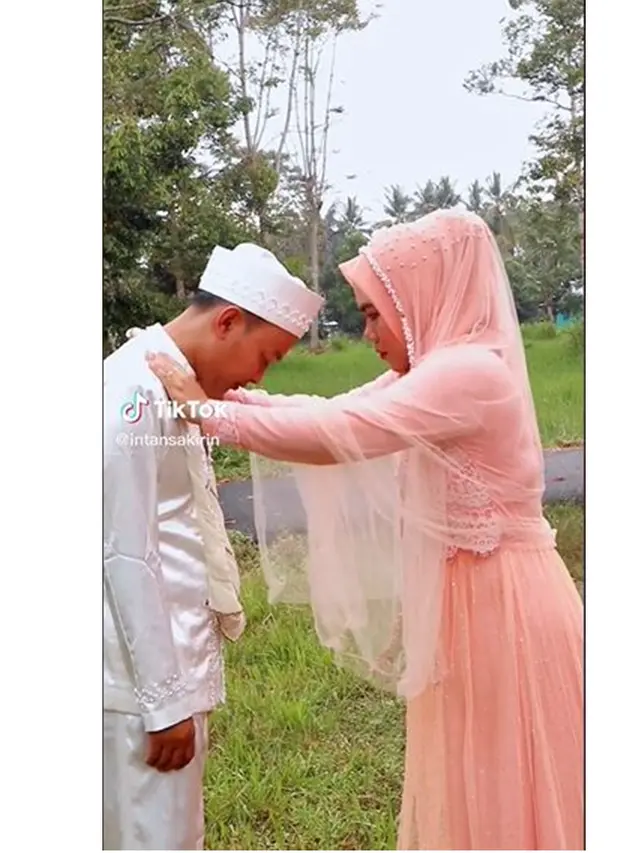 Wanita Ini Cosplay Jadi Ibu Mertua Selingkuh dengan Menantu, 6 Potretnya Mirip Banget