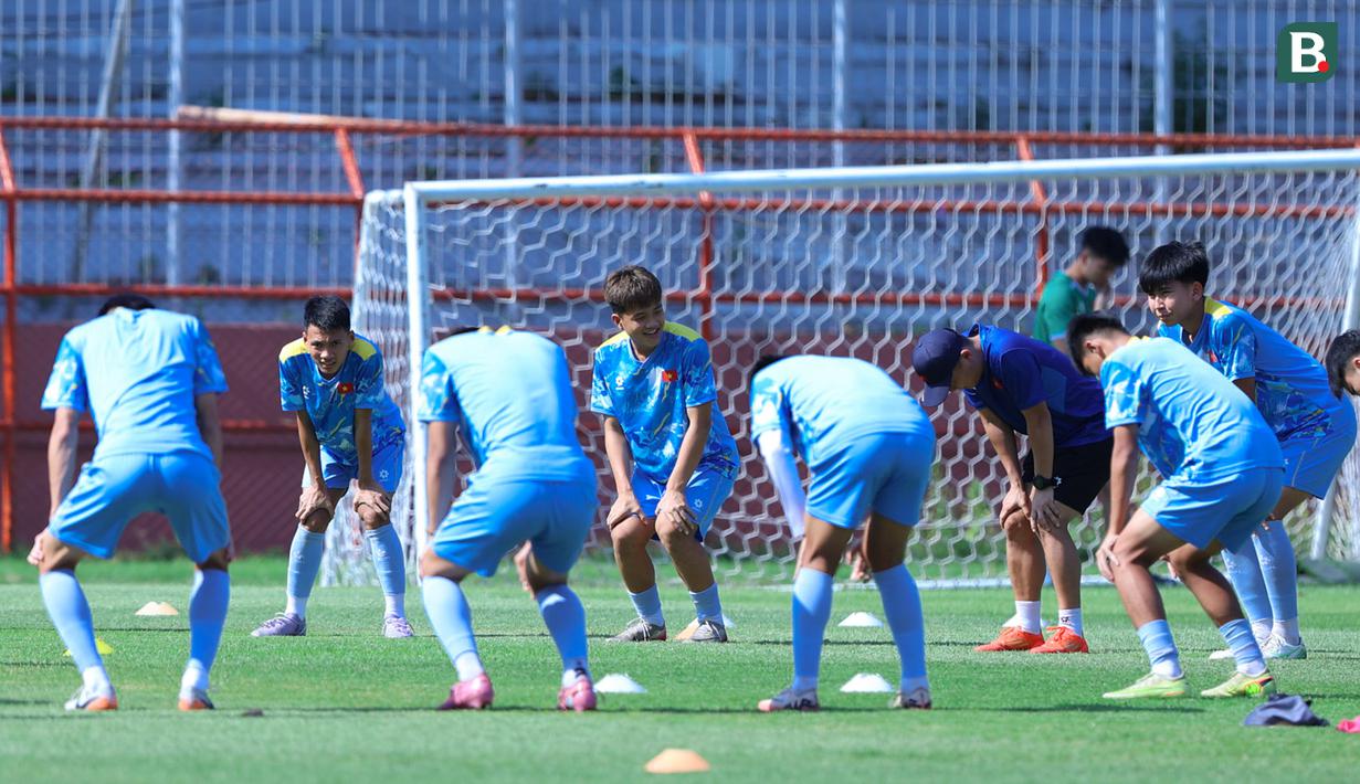 Menurut pantauan Bola.com dan Bola.net, Timnas Vietnam U-17 memulai sesi latihan sekitar pukul 14.00 WIB. Saat itu, panas terik matahari berada pada suhu 34 derajat celcius. (Bola.com/M Iqbal Ichsan)