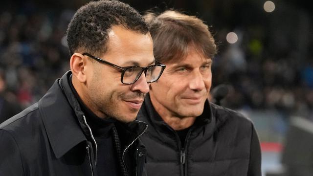 Pelatih Chelsea Liam Rosenior berdampingan dengan pelatih Napoli Antonio Conte