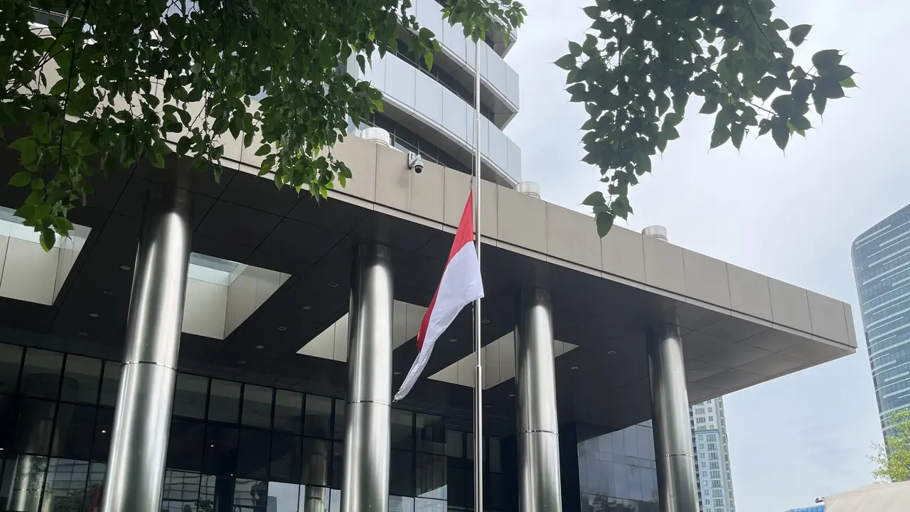 KPK mengibarkan bendera setengah tiang untuk masa berkabung atas meninggalnya Wakil Presiden (Wapres) keenam RI Try Sutrisno.