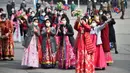 Orang-orang merayakan Hari Perempuan Internasional di alun-alun Teater Agung Pyongyang di Pyongyang, Korea Utara pada Rabu 8 Maret 2023. Hari Perempuan Internasional atau International Women's Day (IWD) diperingati setiap tanggal 8 Maret. Hari Perempuan Internasional banyak dirayakan di sejumlah negara di dunia. (KIM Won Jin/AFP)