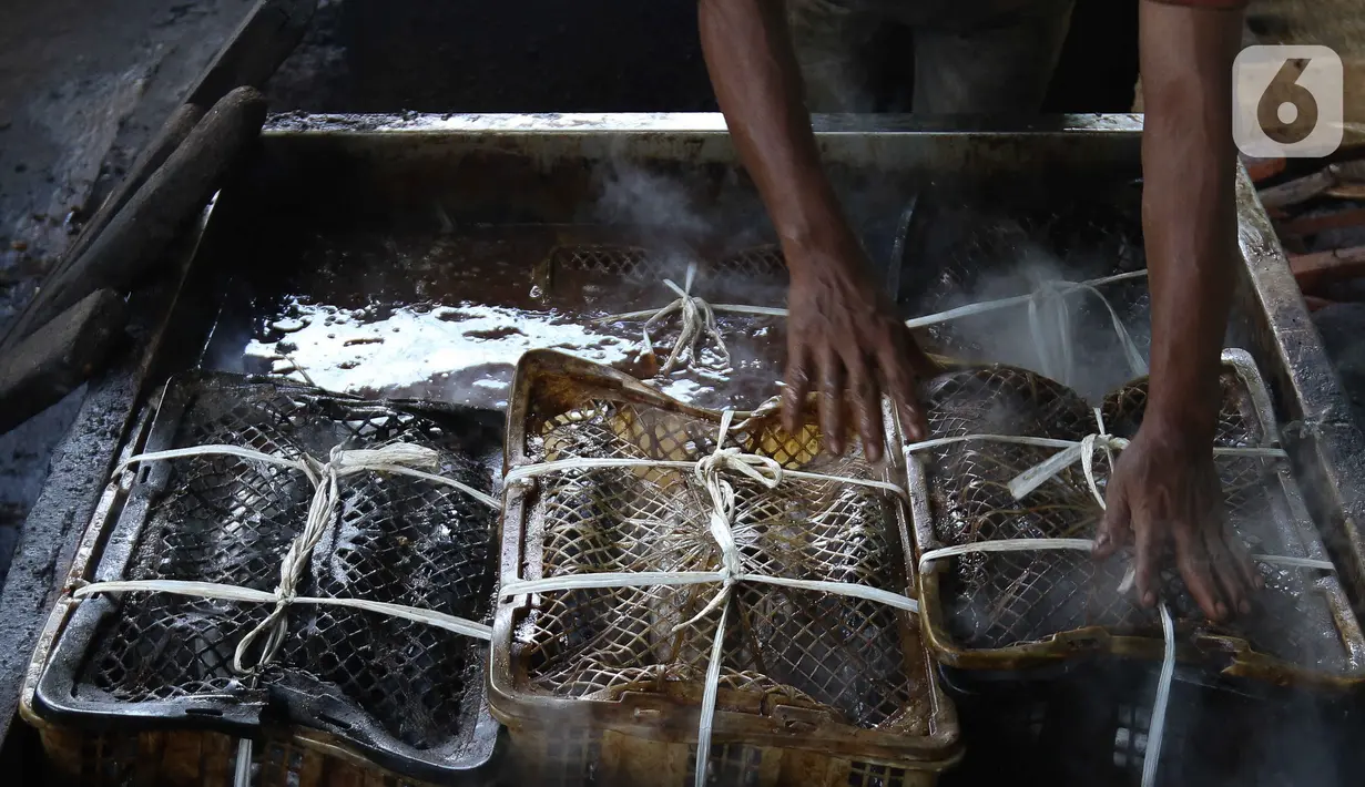 Pekerja merebus ikan cakalang untuk dijual ke pasar di Rumah Produksi Ikan Cakalang, Jagakarsa, Jakarta, Sabtu (19/11/2022). Kementerian Kelautan dan Perikanan (KKP) mengajak masyarakat untuk mengkonsumsi olahan ikan asli Indonesia yang komposisi gizinya tidak kalah dengan ikan impor dan harga yang lebih terjangkau. (Liputan6.com/Herman Zakharia)