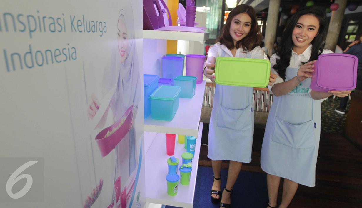 Model menunjukan produk peralatan rumah tangga dari bahan plastik di Jakarta, Kamis (9/3). Pasar produk plastik rumah tangga terus mengalami peningkatan di Indonesia hingga 2018 mendatang. (Liputan6.com/Angga Yuniar)