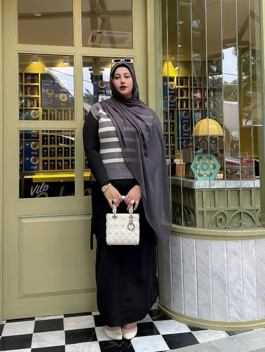 Di sini Tasyi memilih mengenakan manset lengan panjang hitam ditumpuknya dengan knitted outer tanpa lengan bernuansa abu-abu bercorak garis, dan rok hitam yang panjang, serta hijab abu-abu polos. Netizen beramai-ramai memuji perubahan gaya Tasyi ini, bagaimana menurutmu, Sahabat FIMELA? [Foto: Instagram/tasyiiathasyia]