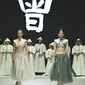 Dewi Fashion Knights "The Artistry” dengan jajaran penampilan memesona yang dibawakan oleh desainer ternama Hian Tjen dan Mahija. Pertunjukan ditutup dengan selebrasi oleh seluruh desainer dan tamu undangan. (Dok. Instagram/@jfwofficial)