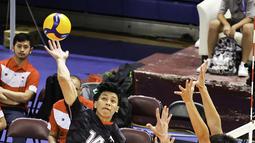 Pemain Timnas bola voli putra Indonesia, Farhan Halim melepaskan spike yang berusaha diblok dua pemain Kazakhstan pada laga babak 12 Besar kejuaraan bola voli AVC Challenge Cup 2023 for Men di Taipei Gymnasium, Chinese Taipei, Rabu (12/7/2023). Indonesia menang 3-0 (30-28, 25-21, 25-15) atas Kazakhstan dan lolos ke babak 6 besar. (avcvolley)