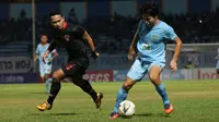 Duel pemain Kalteng Putra, Wasyiat Hasbulla, dan gelandang Persela Lamongan, Kei Hirose, dalam laga pekan kedelapan Shopee Liga 1 2019 di Stadion Surajaya, Lamongan, Kamis (11/7/2019). Persela menang 3-0 dalam laga ini. (Bola.com/Aditya Wany).