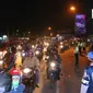 Sejumlah petugas memantau arus lalu lintas di jalur simpang Cikalong, Jawa Barat, Jumat (1/7) dini hari. H-5 Lebaran, ratusan pemudik yang menggunakan sepeda motor mulai memadati jalur pantura menuju Jawa Tengah. (Liputan6.com/Angga Yuniar)