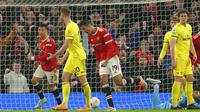 Pemain Manchester United Raphael Varane (tengah) melakukan selebrasi usai mencetak gol ke gawang Brentford pada pertandingan sepak bola Liga Inggris di Stadion Old Trafford, Manchester, Inggris, 2 Mei 2022. Manchester United menang 3-0. (AP Photo/Jon Super)