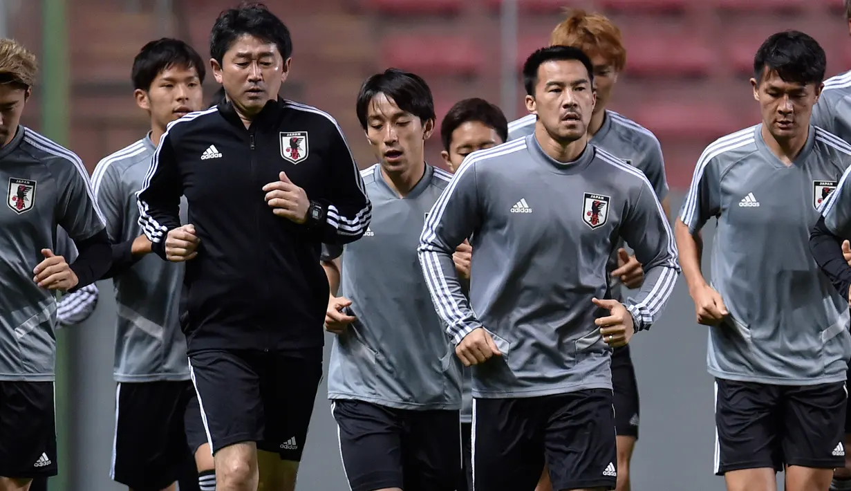 Para pemain Jepang melakukan pemanasan selama sesi latihan di stadion Independencia di Belo Horizonte, Brasil (23/6/2019). Jepang akan bertanding melawan Ekuador pada grup C Copa America 2019. (AFP Photo/Douglas Magno)