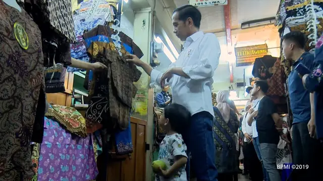 Presiden Joko Widodo dan Jan Ethes berkunjung ke Pasar Beringharjo (YouTube/  Sekretariat Presiden)