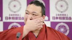 Pemegang predikat grand champion sumo, Kisenosato menyeka air matanya saat mengumumkan pensiun dari arena sumo dalam konferensi pers di Tokyo, Rabu (16/1). Kisenosato merupakan satu-satunya pesumo Jepang di liga teratas olahraga itu. (JIJI PRESS AFP)