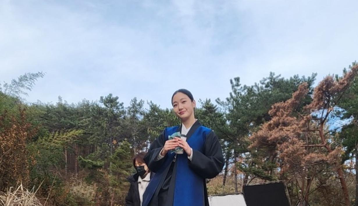 Jadi Dukun, Kim Go Eun Bagikan Foto di Balik Layar Film Exhuma
