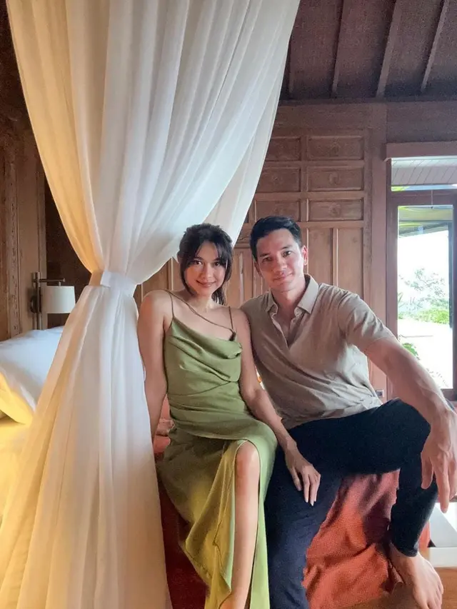 Potret Mesra Nana Mirdad dan Andrew White di Atas Ranjang