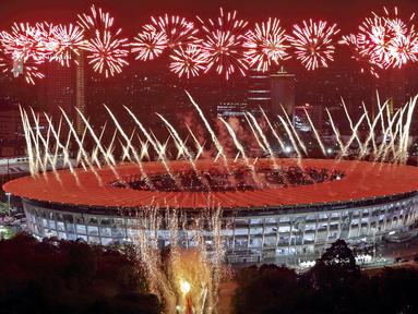 Suasana pesta kembang api saat pembukaan Asian Games di SUGBK, Jakarta, Sabtu, (18/8/2018). Pesta kembang api membuat langit Jakarta semakin gemerlap. (Bola.com/Peksi Cahyo)