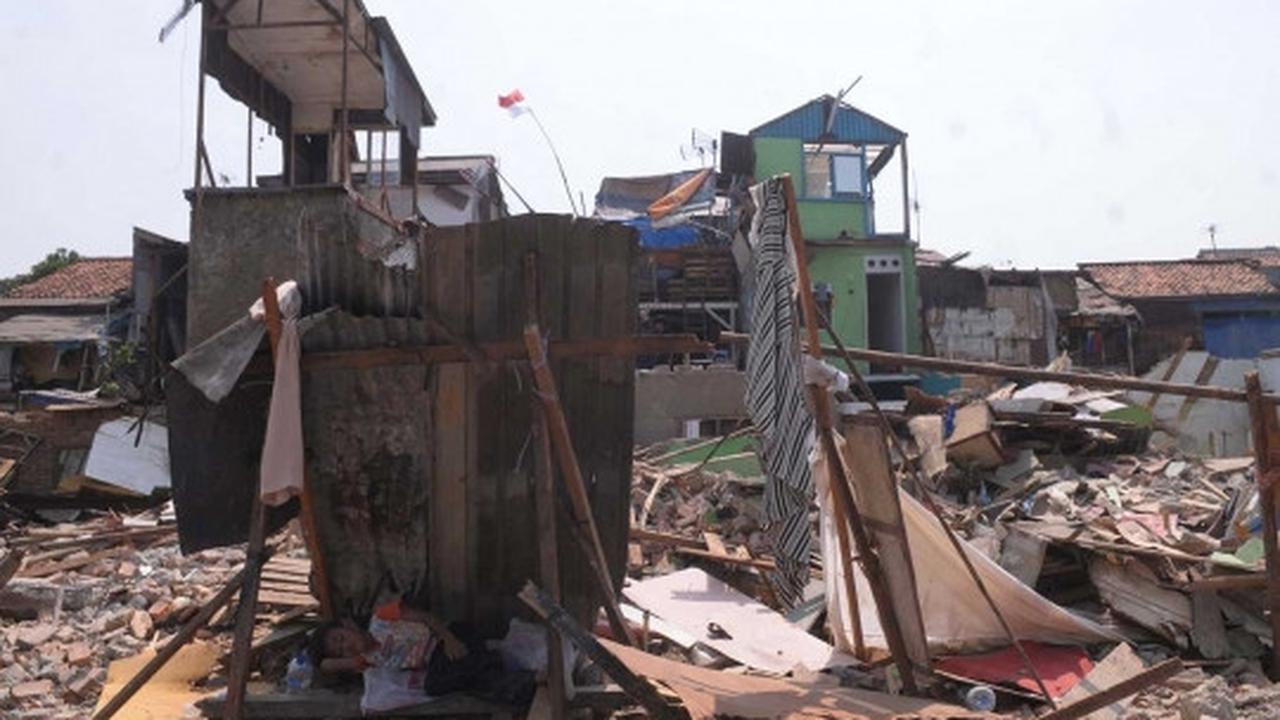 Pasca penggusuran, bantaran Ciliwung mulai dipasangi tiang pancang
