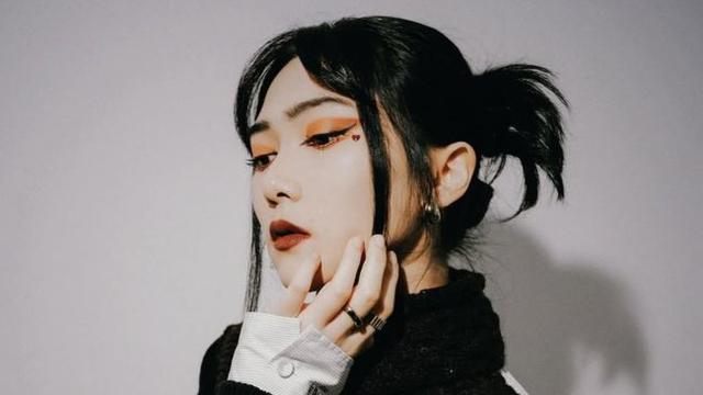 Potret Isyana Sarasvati dengan Makeup Bold yang Unik (credit: instagram/isyanasarasvati)