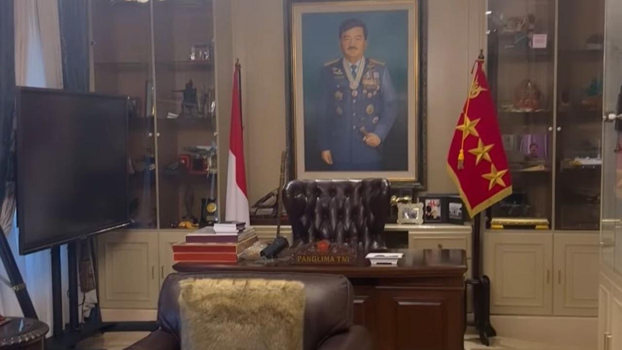 Raffi Ahmad diajak untuk melihat ruang kerja Hadi Tjahjanto. Raffi ditemani istri Hadi Tjahjanto.<br>