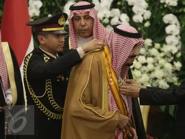 Presiden Joko Widodo memberikan penghargaan kepada Raja Arab Saudi Salman bin Abdulaziz Al-Saud di Istana Bogor, Jawa Barat, Rabu (1/2). Raja Salman mendapat penghargaan Bintang Republik Indonesia Adipurna. (Liputan6.com/Angga Yuniar)