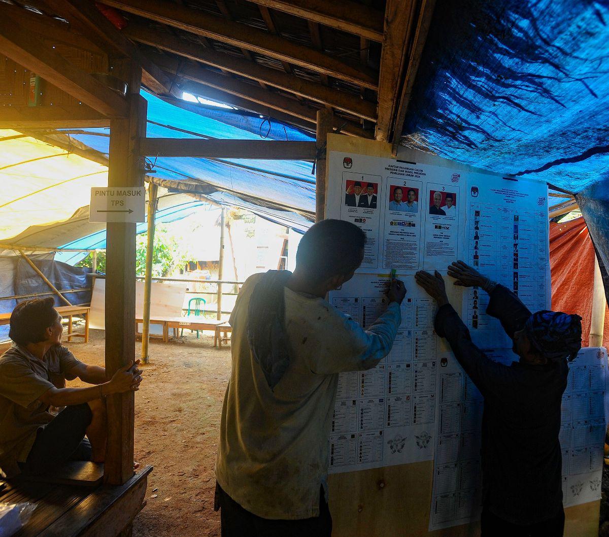 Sejumlah warga Baduy Luar bersama-sama mendirikan bangunan untuk Tempat Pemungutan Suara (TPS) 01 Desa Kanekes untuk Pemilu 2024 di Leuwidamar, Lebak, Banten, Selasa (13/2/2024). Pemungutan suara Pemilu 2024 akan digelar pada 14 Februari besok. Merdeka.c