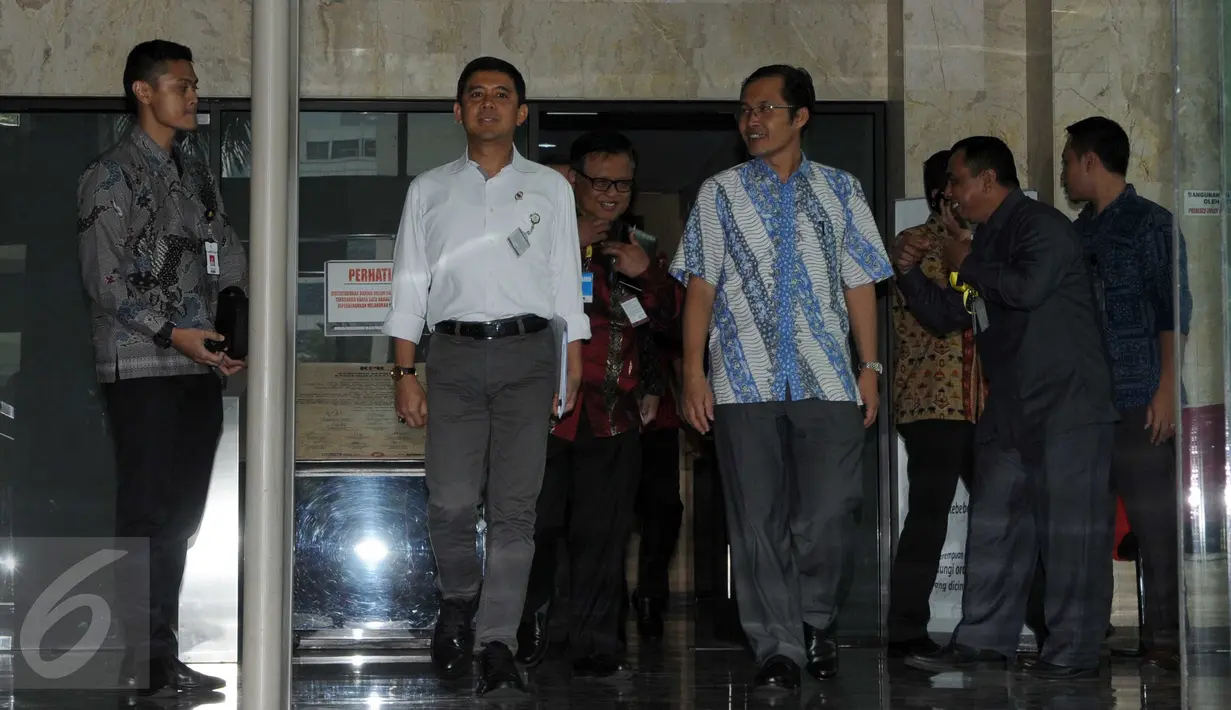 Menpan RB, Yuddy Chrisnandi (kedua kiri) didampingi Pimpinan KPK Alexander Marwata (batik biru) usai melakukan pertemuan di KPK, Jakarta, (18/3). Pertemuan mengenai perihal LHKPN para pejabat negara yang belum disetorkan. (Liputan6.com/Helmi Afandi)