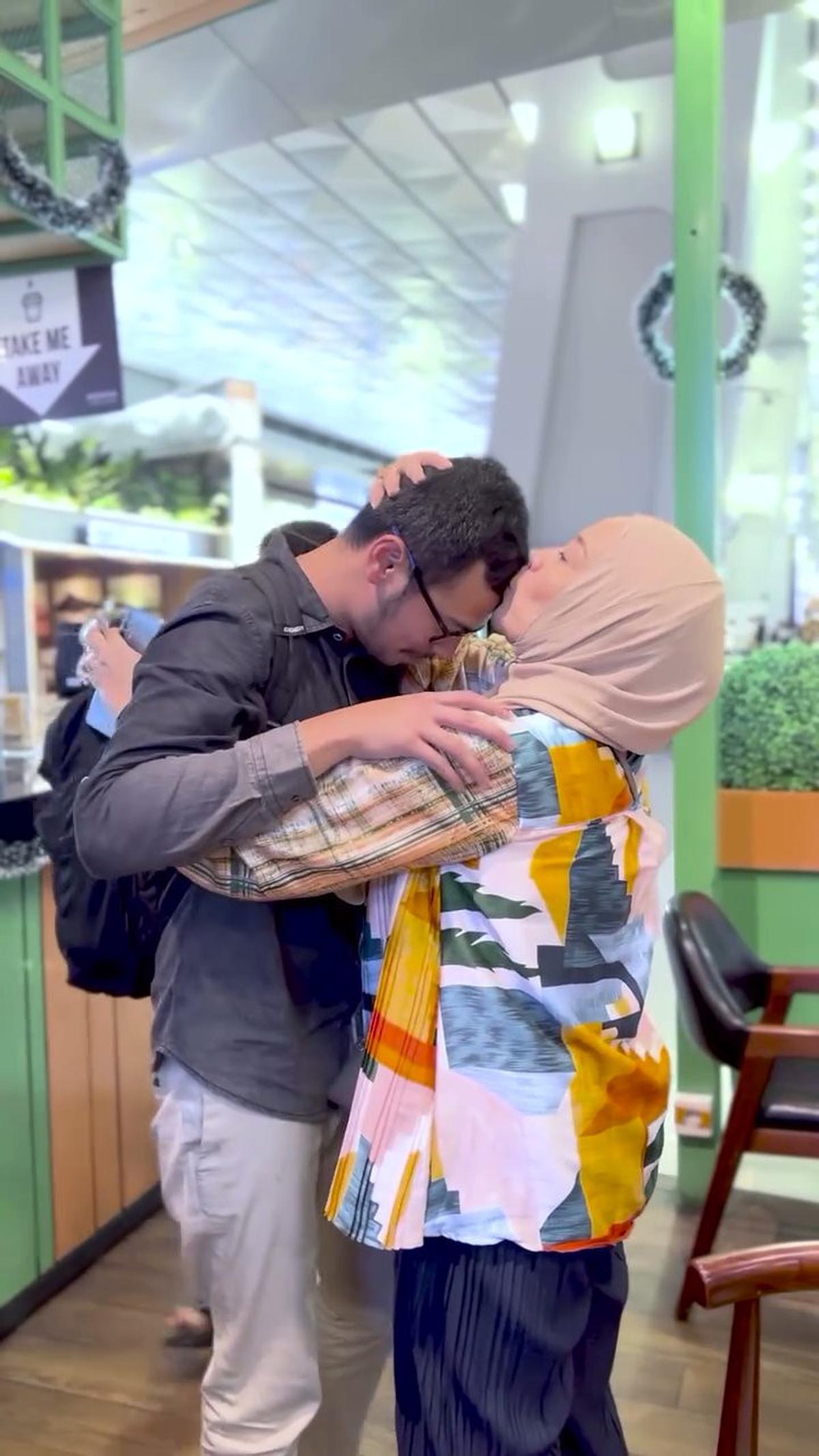 Momen Dewi Yull Antarkan Surya Sahetapy Kembali ke Amerika, Berusaha Tegar Tapi Mewek Juga