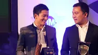 Rio Haryanto (kiri) bersama Suban Aksa menerima penghargaan pada acara IMI Awards di Hotel Borobudur, Jakarta, Kamis (17/12/2015). (Bola.com/Nicklas Hanoatubun)