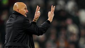 Pelatih Juventus Luciano Spalletti memberi instruksi kepada para pemainnya saat laga Serie A/Liga Italia antara Juventus vs Lazio di Turin, Italia, Minggu, 8 Februari 2026. (Marco Alpozzi/LaPresse via AP)