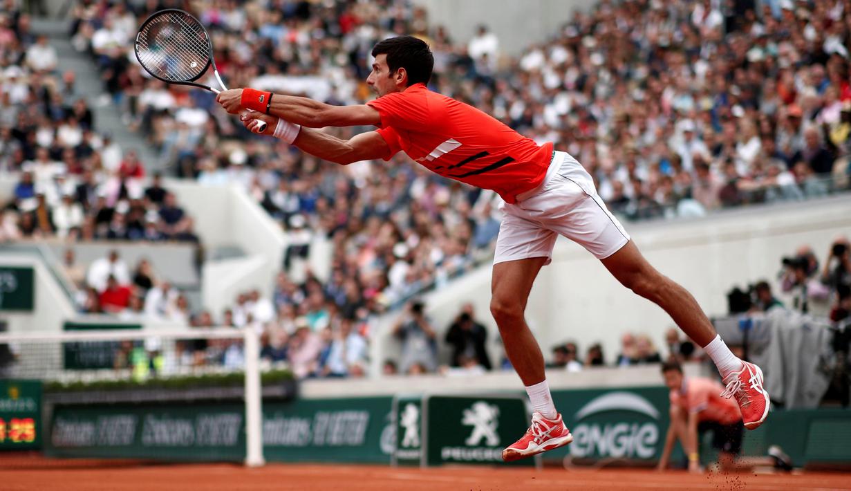 Petenis Serbia, Novak Djokovic memukul bola ke arah lawannya petenis Swiss, Henri Laaksonen pada putaran kedua Prancis Terbuka 2019 di Stadion Rolland Garros, Kamis (30/5/2019). Djokovic untuk ke-14 kalinya melaju ke babak ketiga Prancis Terbuka usai menang 6-1, 6-4 6-3. (REUTERS/Kai Pfaffenbach)