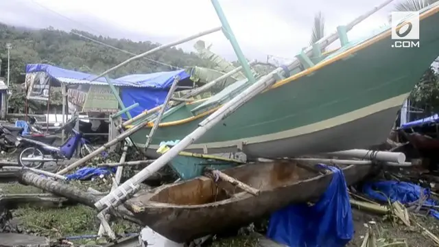 Desa-desa di daerah Lampung Selatan porak poranda setelah diterjang tsunami hari Sabtu (22/12) malam.