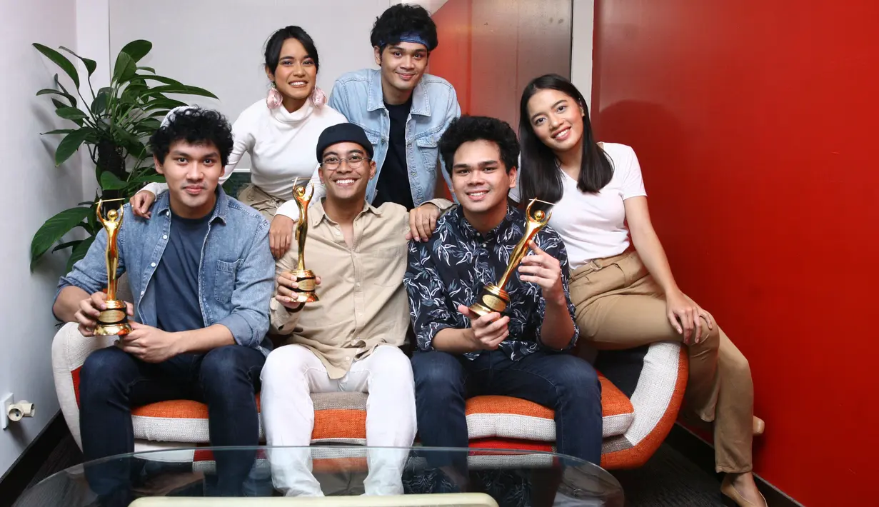 Hal yang sama diungkapkan Cantika personel GAC. Ia mengaku senang lantaran lagu yang dibawakan tersebut menyatu dengan film karya Ernest Prakasa dan bisa diterima masyarakat. (Nurwahyunan/Bintang.com)