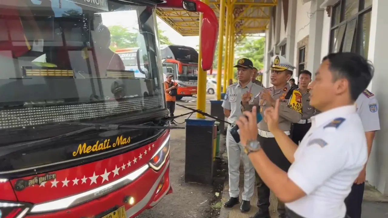Arus mudik Lebaran 2025, petugas kepolisian dan perhubungan melakukan ramp check di Terminal Jatijajar, Depok