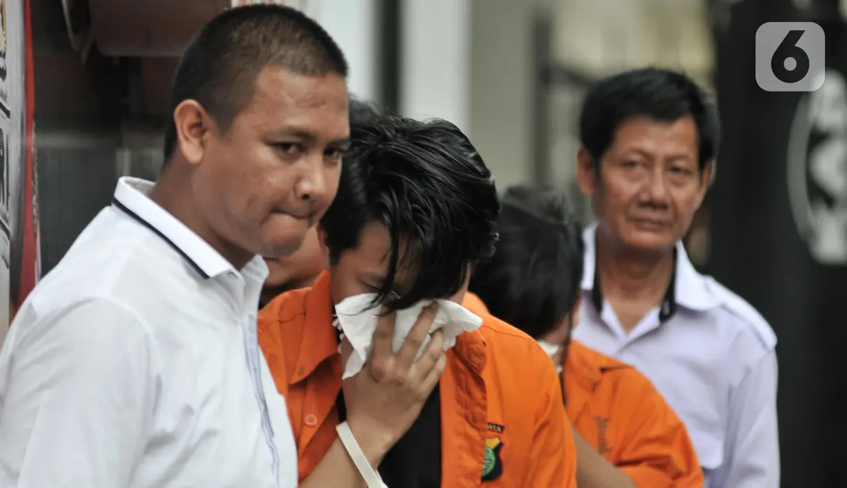 Tersangka dihadirkan saat pengungkapan kasus narkoba jenis liquid di Jakarta, Senin (28/10/2019). Satuan Dit Resnarkoba Polda Metro Jaya berhasil mengungkap sindikat pembuat sekaligus penjual narkoba jenis tembakau gorila yang diperdagangkan via online. (merdeka.com/Iqbal S. Nugroho)