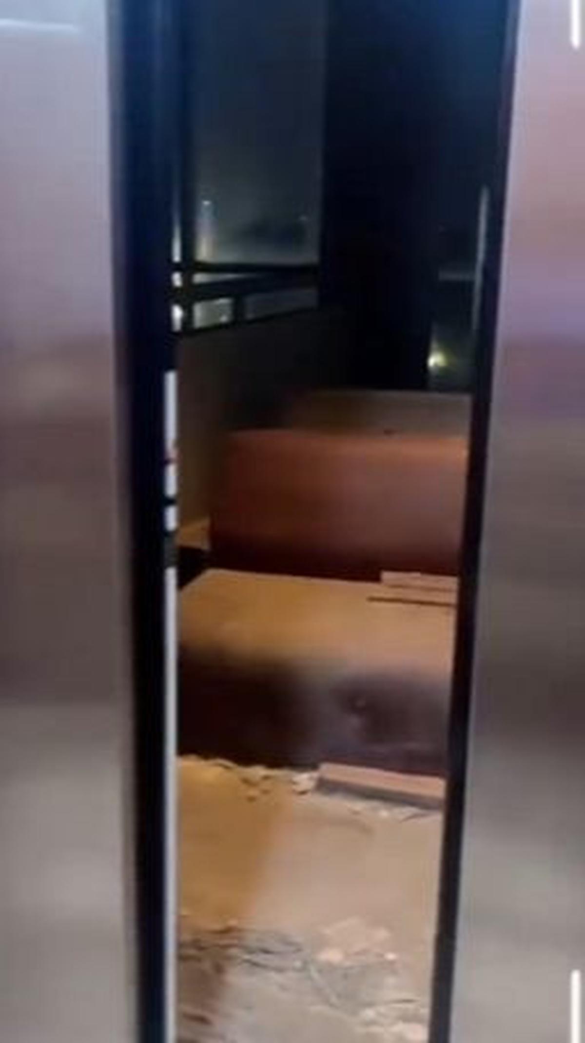 "Astaghfirullah tiga kali sudah kami enggak keluar-keluar (dari sini)," kata perekam video.