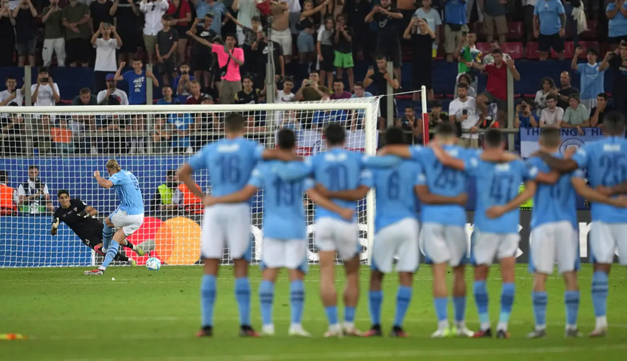 Skor pun imbang 1-1 dan bertahan hingga babak kedua berakhir. Saat perpanjangan waktu, tidak ada juga gol yang tercipta sehingga pertandingan Piala Super Eropa antara Manchester City melawan Sevilla harus ditentukan lewat adu penalti. (AP Photo/Petros Giannakouris)