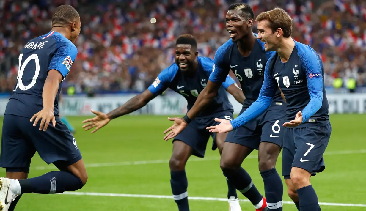 Striker Prancis, Kylian Mbappe berselebrasi dengan rekannya usai mencetak gol ke gawang Belanda pada pertandingan UEFA Nations League di Stadion Stade de France, Saint-Denis, Prancis, (9/10). Prancis menang 2-1 atas Belanda. (AP Photo/Christophe Ena)
