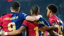 Trio lini serang Barcelona kembali menunjukkan ketajamannya. Teranyar, Raphinha, Robert Lewandowski, dan Lamine Yamal kompak menyumbang gol saat Blaugrana menaklukkan Dortmund empat gol tanpa balas di Liga Champions. (AP Photo/Joan Monfort)