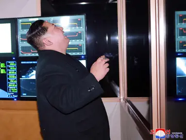 Berdasarkan foto tak bertanggal yang dirilis media Korut KCNA pemimpin Korea Utara Kim Jong Un memantau dari sejumlah monitor peluncuran rudal balistik antar benua di sebuah ruangan di Korea Utara (29/11). (KCNA/Korea News Service via AP)