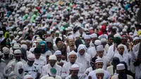 Seorang peserta aksi damai 2 Desember berdoa saat melaksanakan salat Jumat di Monas, Jakarta, Jumat (2/12). Meski hujan mengguyur, massa tetap bertahan di saf masing-masing dan melangsungkan salat Jumat bersama-sama. (Liputan6.com/Faizal Fanani)