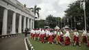 Sejumlah siswa melakukan latihan baris-berbaris di halaman Gedung Pancasila, Jakarta, Selasa (30/5). Persiapan dilakukan untuk menyambut Hari Pancasila yang jatuh pada 1 Juni 2017 nanti. (Liputan6.com/Faizal Fanani)