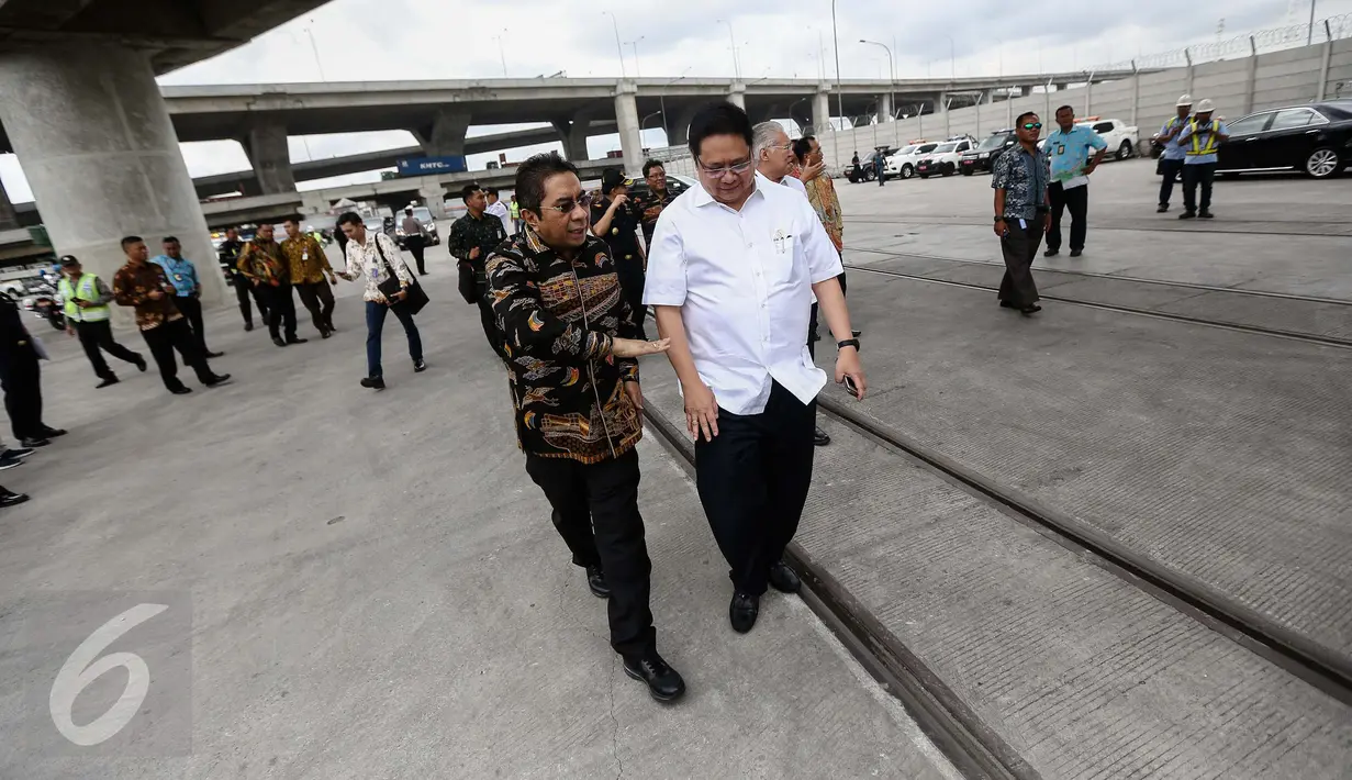 Menperin, Airlangga Hartarto‎ (kanan) saat meninjau lapangan jalur kereta api Stasiun JICT Tanjung Priok, Jakarta, Jumat (13/1). Angkutan kereta petikemas jalur Gedebage -JICT Tanjung Priok sudah dimanfaatkan sejak Juni 2016. (Liputan6.com/Faizal Fanani)