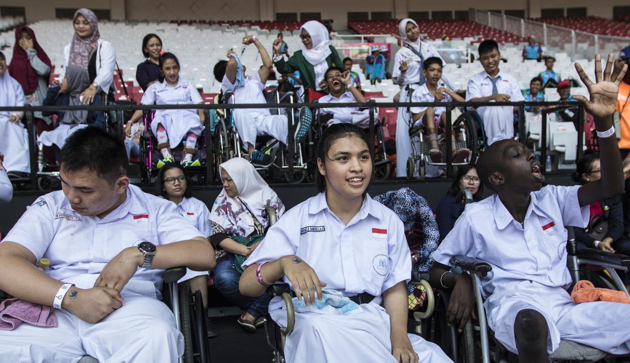 Sejumlah pelajar YPAC memberikan dukungan kepada atlet-atlet yang berlaga pada ajang Asian Para Games di SUGBK, Jakarta, Senin (8/10/2018). (Bola.com/Vitalis Yogi Trisna)