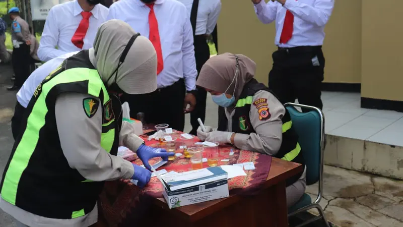 Nampak beberapa anggota polres Garut, menunggu giliran untuk melakukan tes urine di depan tim kesehatan polres Garut, Jawa Barat.