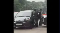 Viral Diduga Aksi Gesek Nomor Rangka Mobil di GBK, Polisi Selidiki