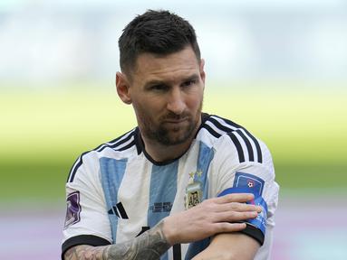 Nama Lionel Messi tentu dikenal banyak orang sebagai pesepak bola terbaik di dunia dalam dua dekade terakhir. Tak heran, hal tersebut membuat namanya sering menjadi julukan untuk para pemain berprestasi, kemiripan secara postur, dan lain sebagainya. Berikut ini deretan pemain dengan julukan &lsquo;Messi&rsquo; yang akan berlaga di Piala Dunia 2022. (AP/Ricardo Mazalan)