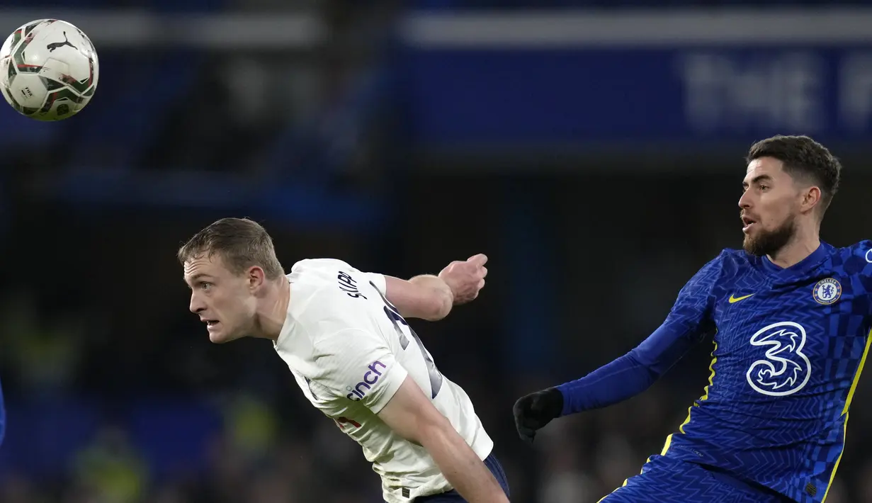 Gelandang Tottenham Hotspur Oliver Skipp berebut bola dengan gelandang Chelsea Jorginho dalam semifinal leg pertama Piala Liga Inggris di Stamford Bridge, Kamis (6/1/2022) dini hari WIB. Chelsea mengungguli Tottenham Hotspur 2-0. (AP Photo/Kirsty Wigglesworth)