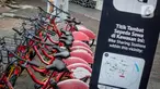 Deretan sepeda sewa yang terbengkalai terparkir di Pasar Baru, Jakarta, Rabu (30/11/2022). Dinas Perhubungan DKI Jakarta akan menarik 218 unit sepeda sewa di 67 titik tambat di Ibu Kota secara bertahap karena kesulitan pendanaan dari operator. (Liputan6.com/Faizal Fanani)
